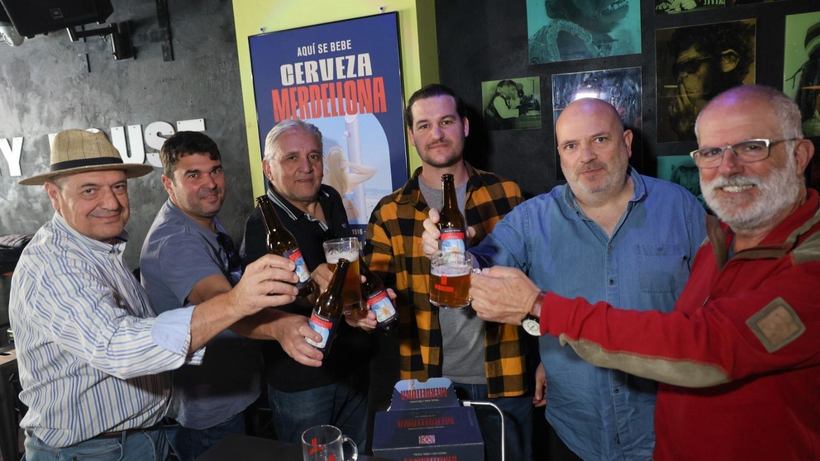 Los seis creadores de la cerveza malagueña Merdellona.