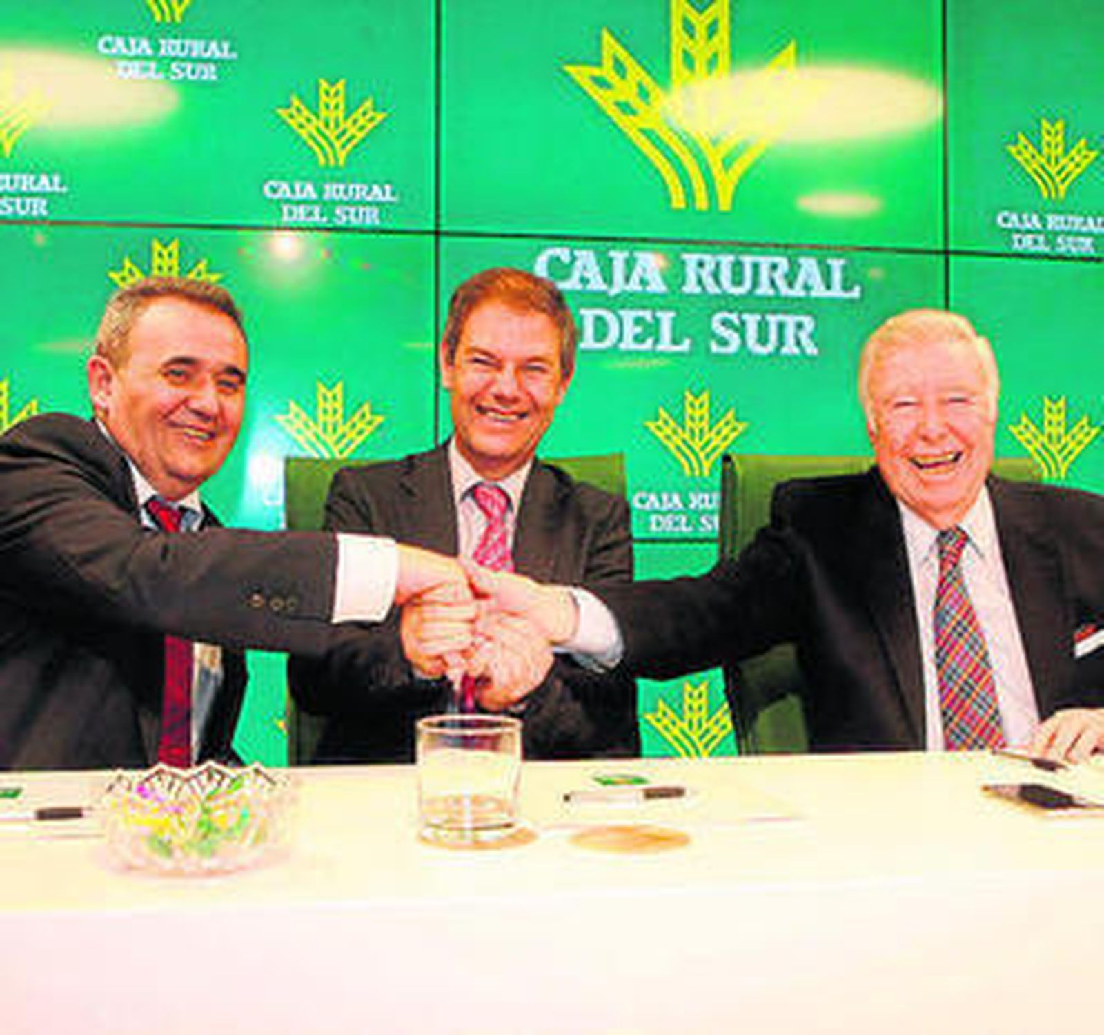 Rafael López Tarruella, director general de Caja Rural del Sur; Gabriel Redondo Moreno, presidente de Agro Sevilla; y José Luis García Palacios, presidente de Caja Rural del Sur.