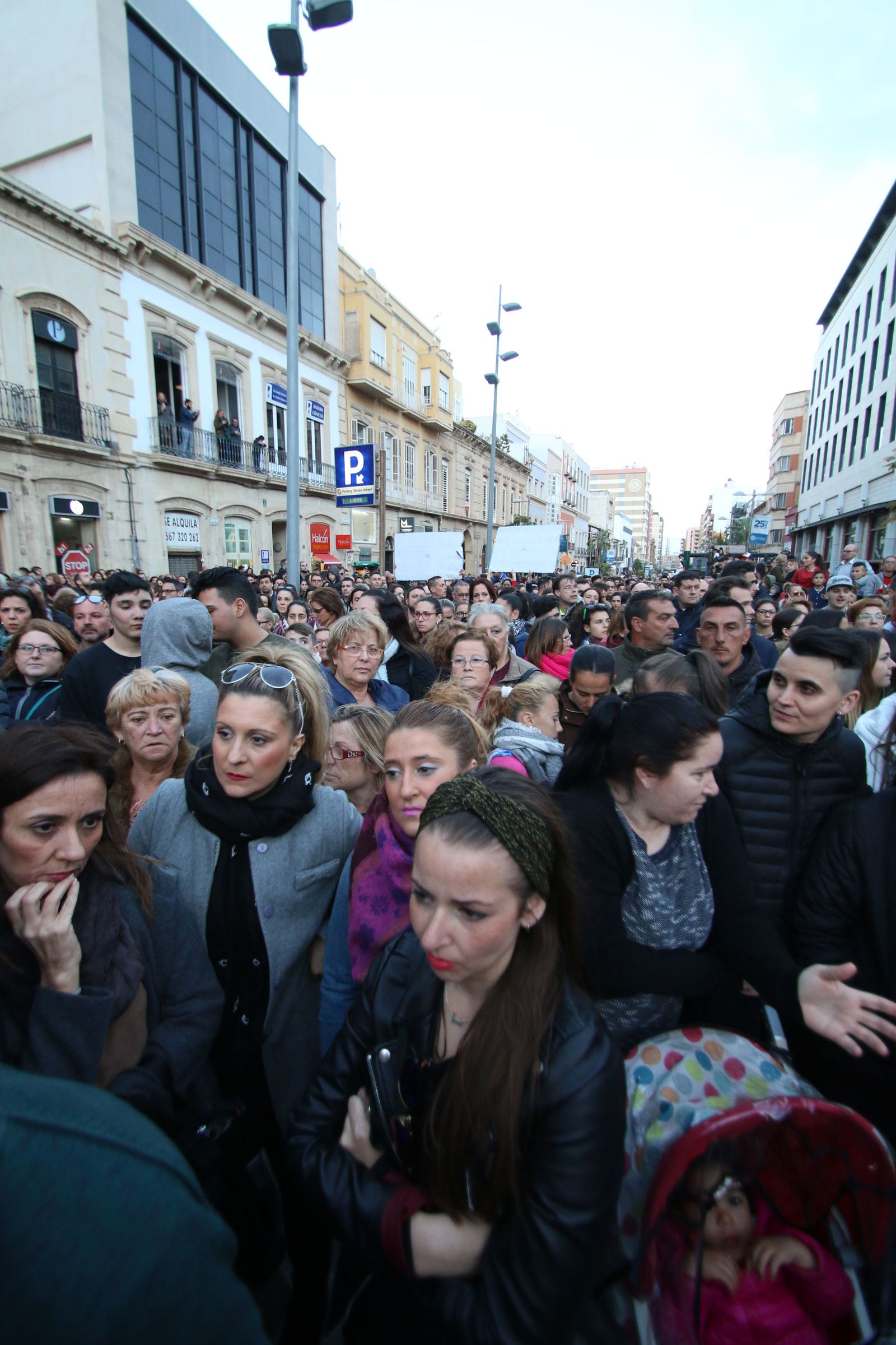 Las imágenes de los 5 minutos de silencio por Gabriel en Puerta Purchena