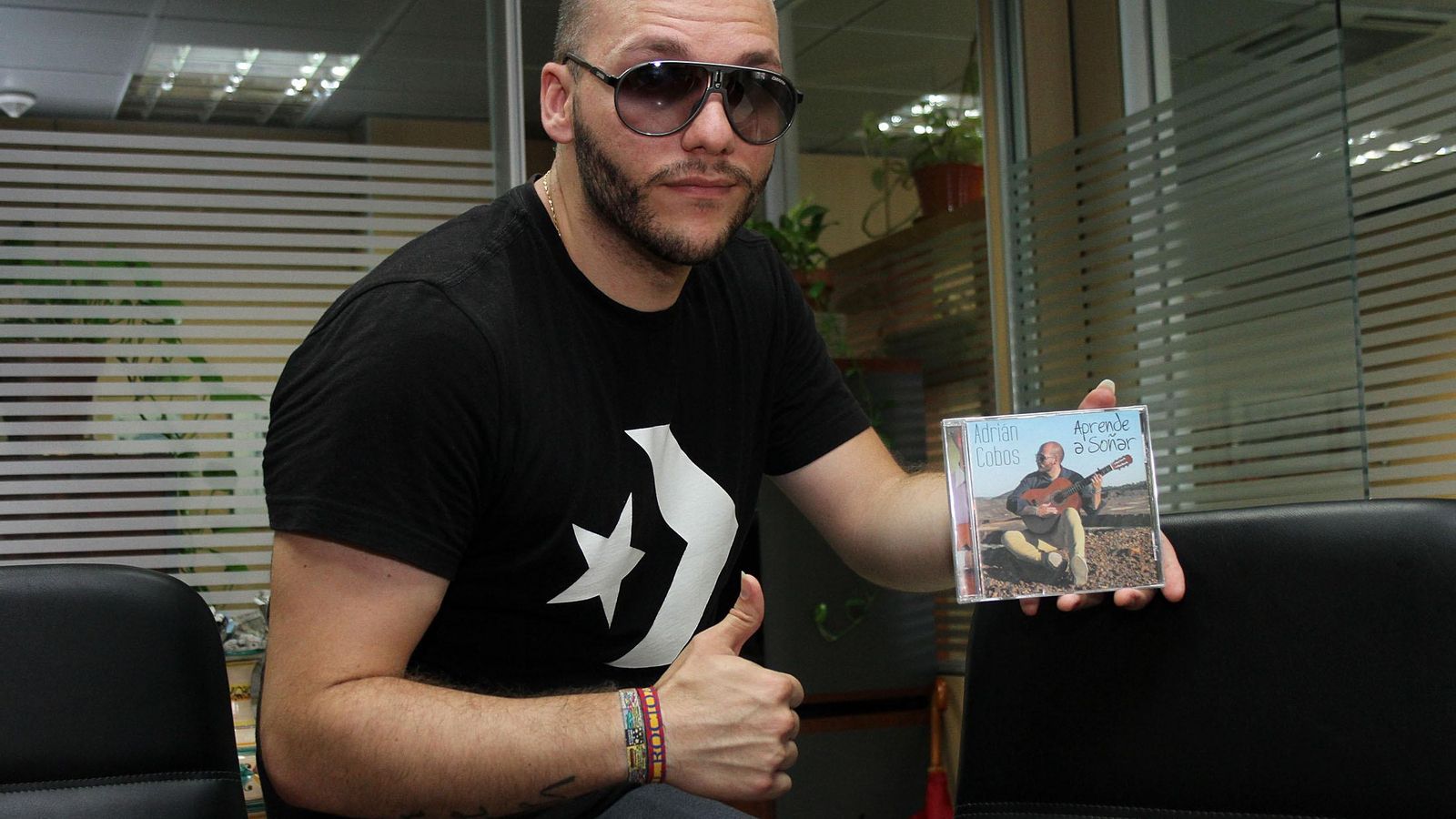 Adrián Cobos en la redacción de Huelva Información en 2015, cuando lanzó su primer disco