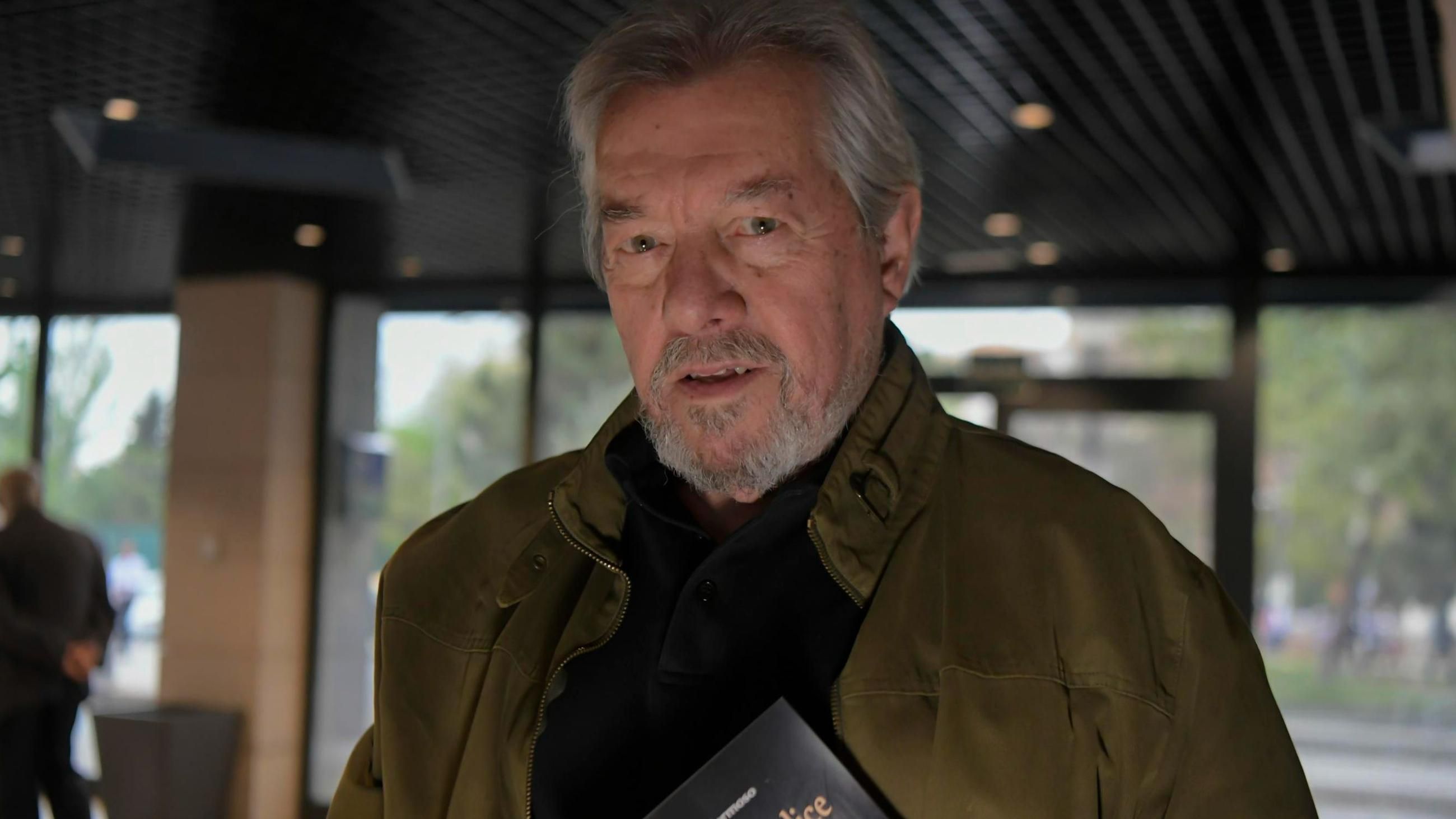 “Dirigir películas es agotador, escribir resulta más relajante”