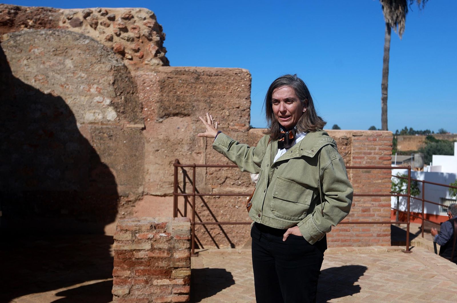 Imágenes de la visita a las obras de restauración de la Puerta del Buey en Niebla