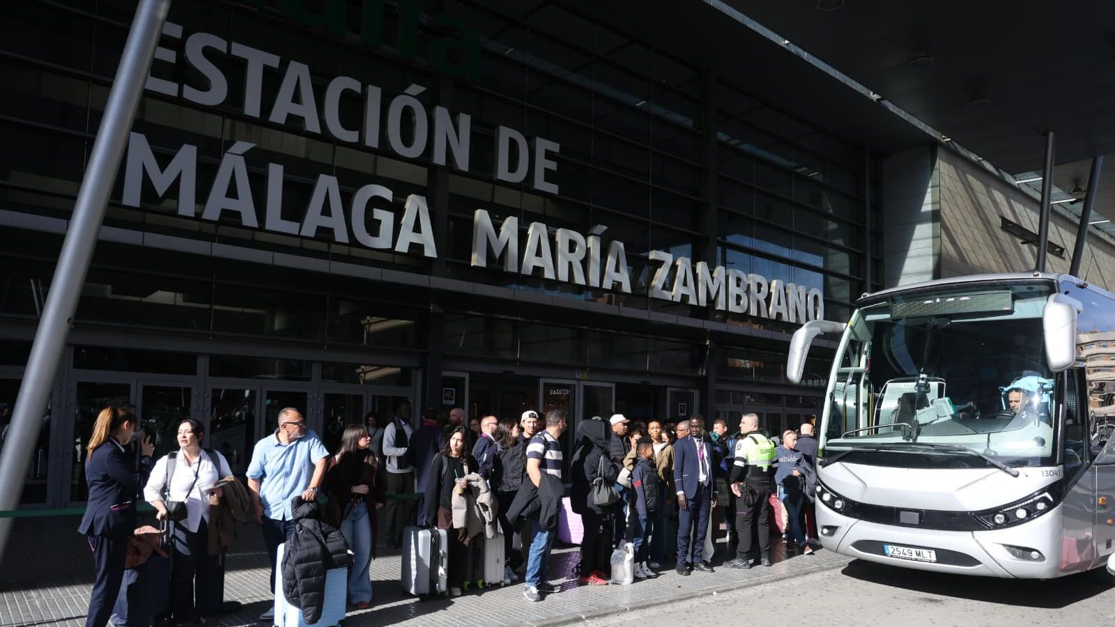 Viajeros en la Estación María Zambrano esperando el autobús hasta Antequera.