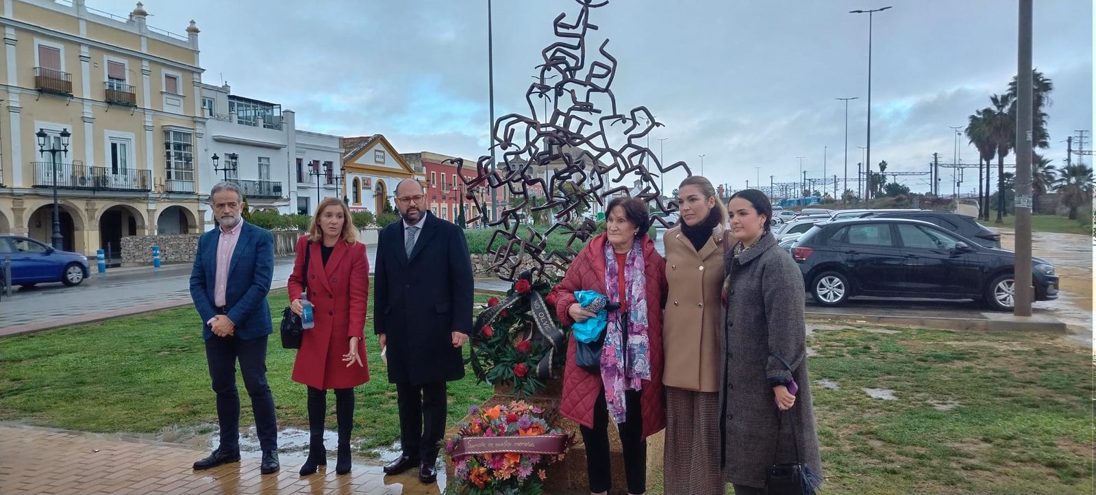 La viuda y la nieta del médico asesinado por ETA Alfredo Jorge Suar Muro, con los directores de prisiones, organizadores y autoridades.