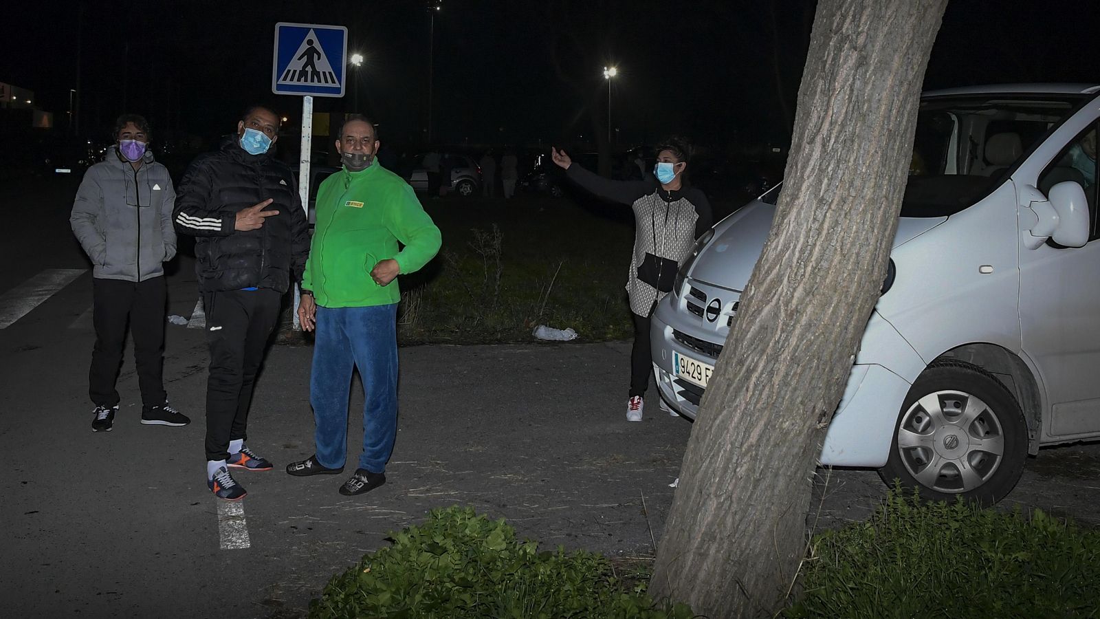 Gente anoche en Santa Fe, ante la imposibilidad de dormir