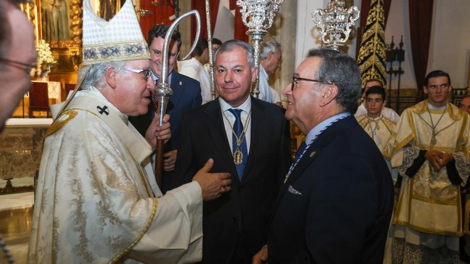 El arzobispo, Sanz y Nicolás de Alba, hermano mayor, durante la misa