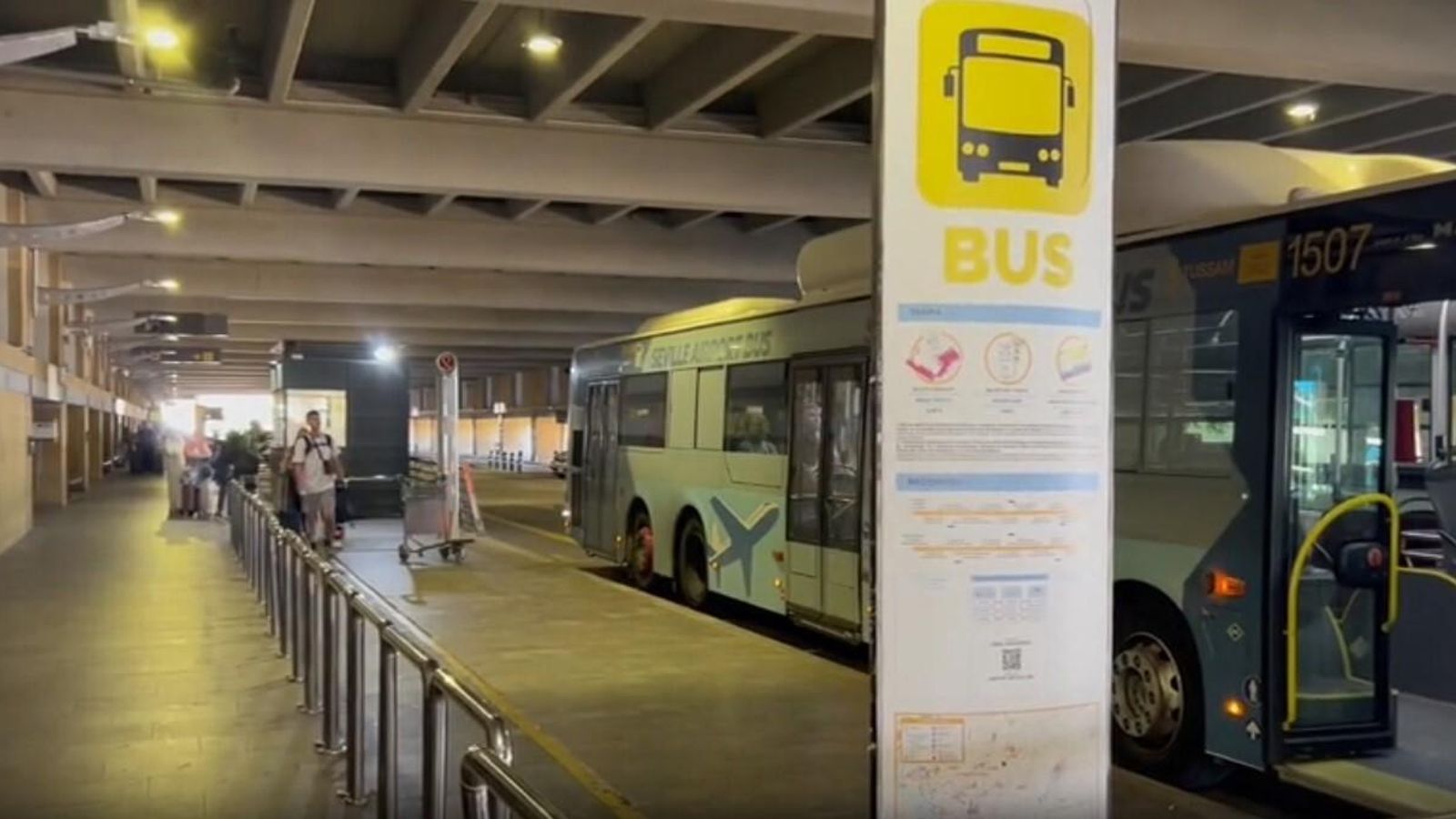 El cartel del autobús está tan lejos del edificio que no se ve.