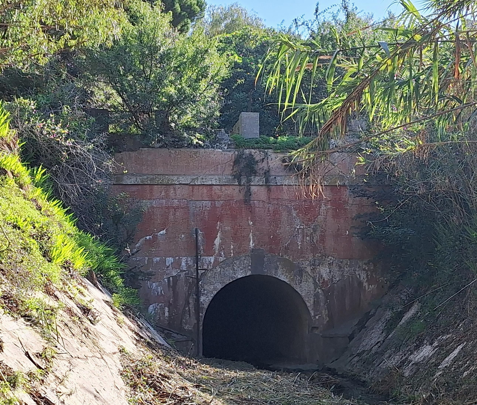 La embocadura del túnel de desvío recién despejado el lecho del arroyo de la habitual y abundante maleza.
