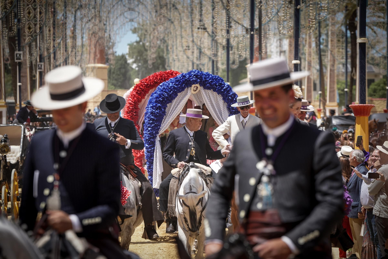Imágenes de la Hermandad del Rocío en el Real de la Feria