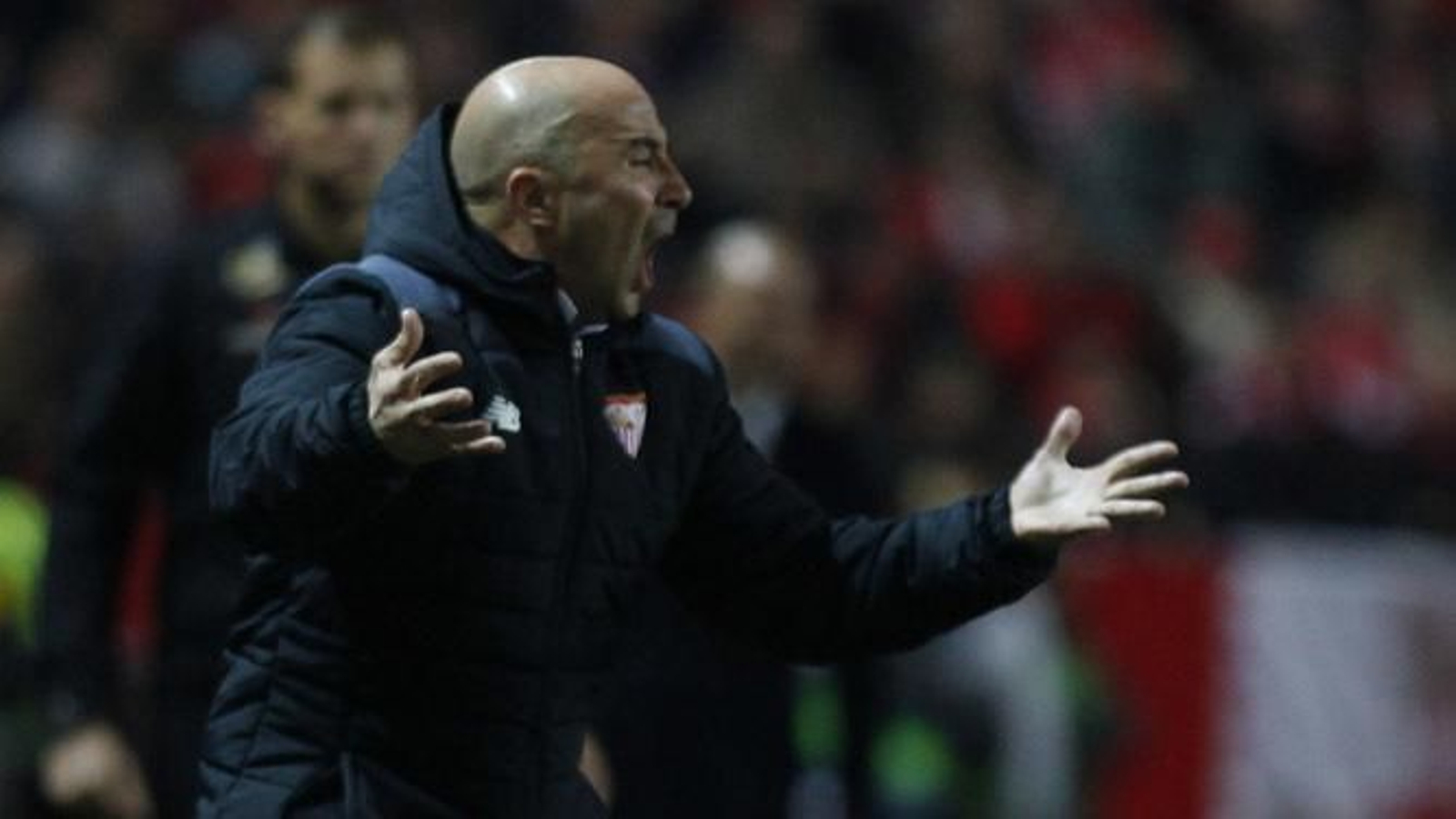 Jorge Sampaoli se desgañita al borde de la zona técnica.