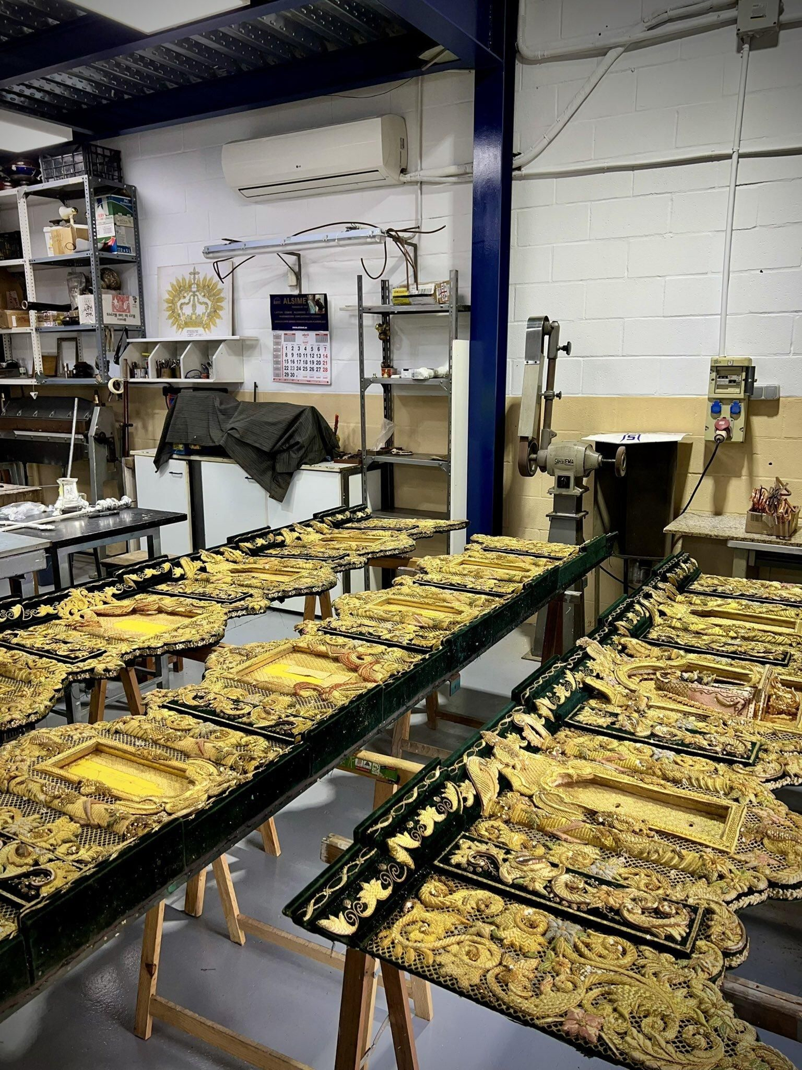 Los respiraderos del palio del Amor, en el taller de Antonio García Falla en Jerez.