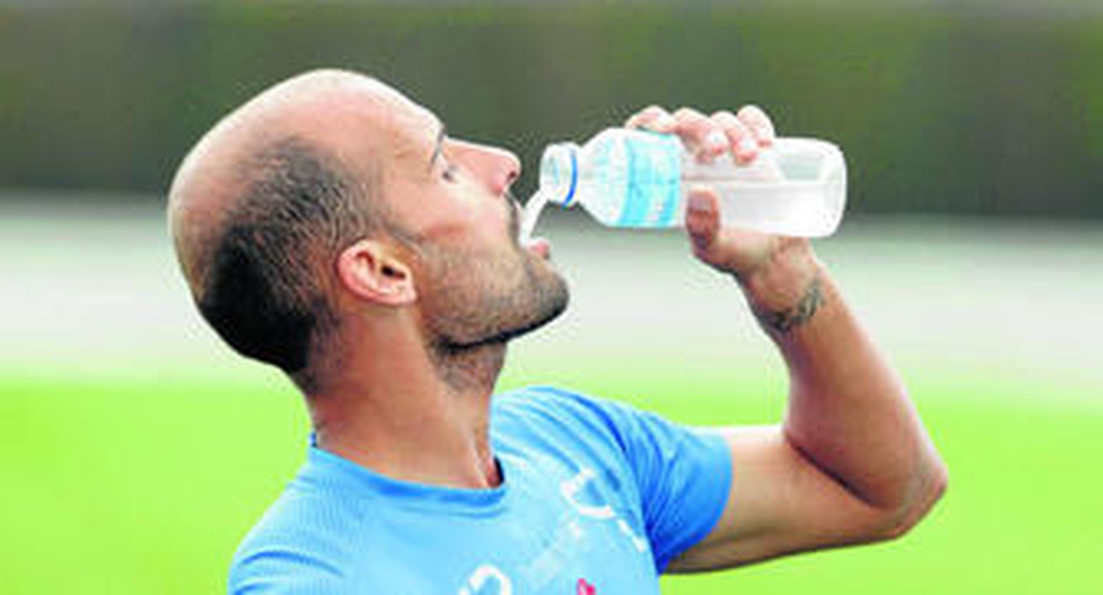 Mikel Rico se refresca durante un entrenamiento de la pasada temporada con el Granada CF.