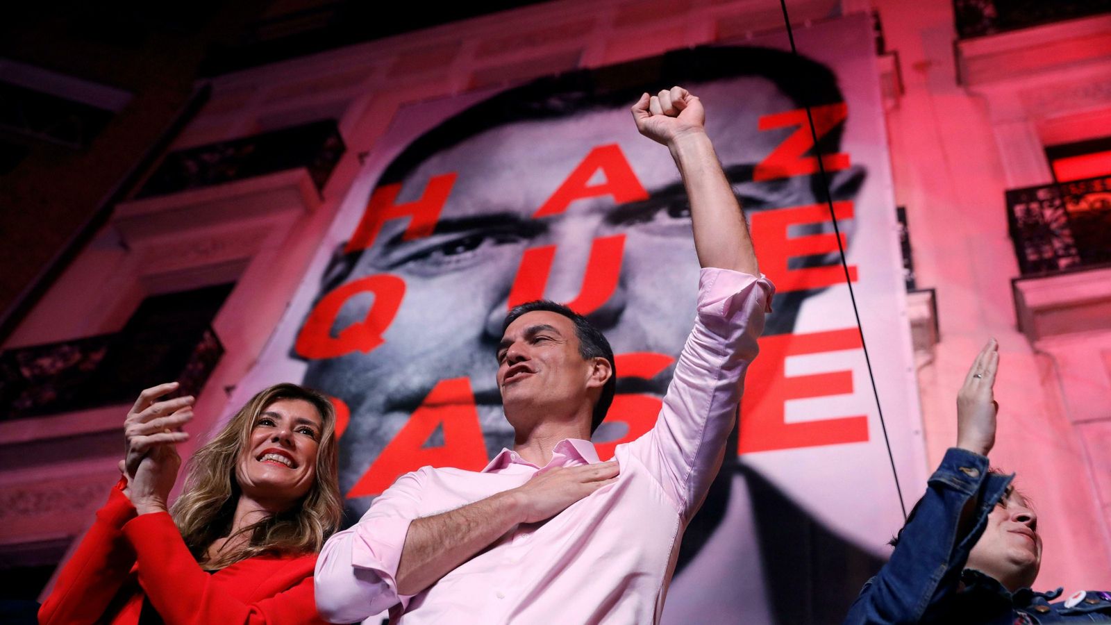 Pedro Sánchez, con su esposa, en su comparecencia ante la militancia.