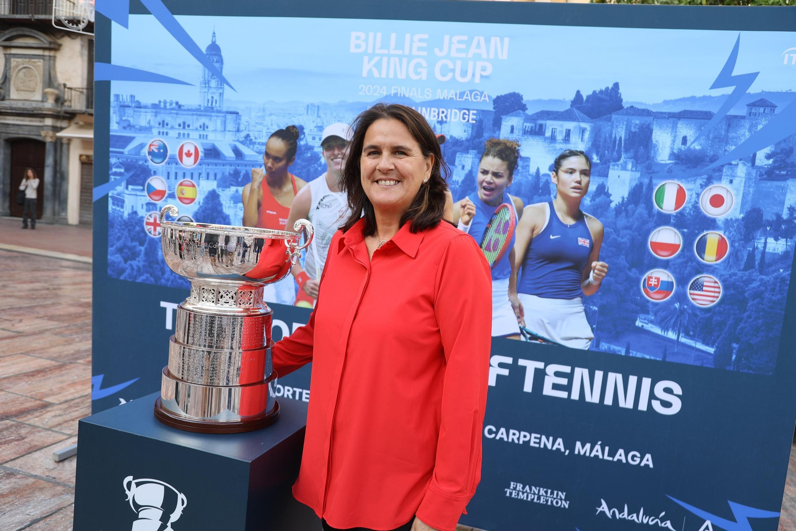 El alcalde De la Torre se anima a jugar con Conchita Martínez en la presentación de la BJKC