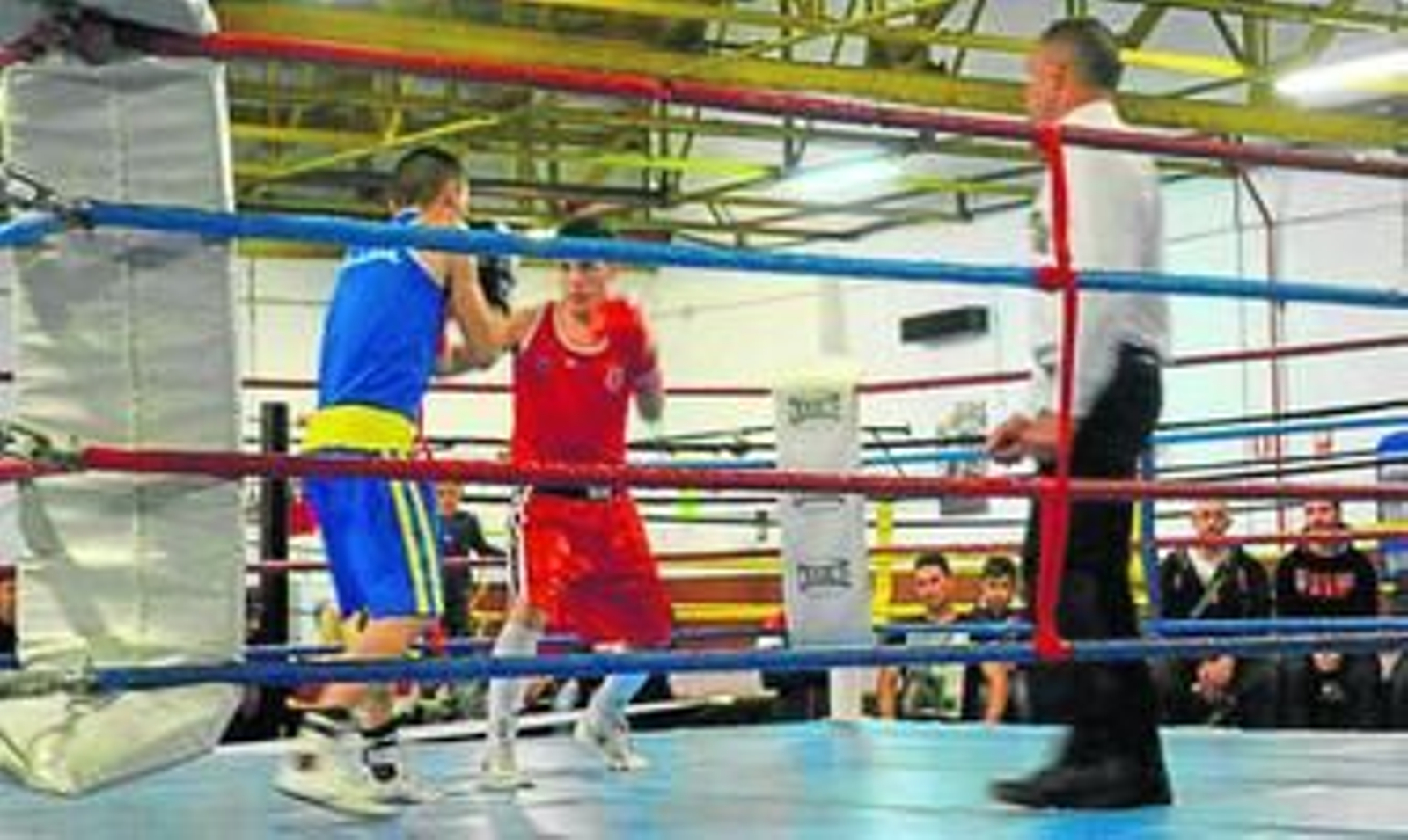 Un momento del combate entre Mateo León y Daniel Flores.