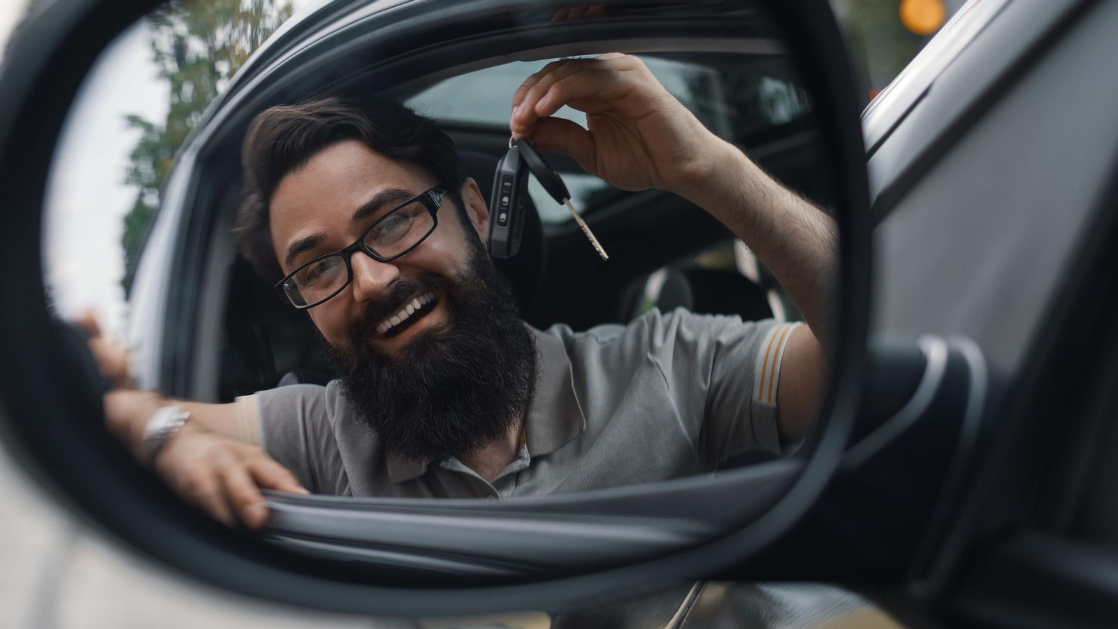 Un hombre estrena ilusionado su coche