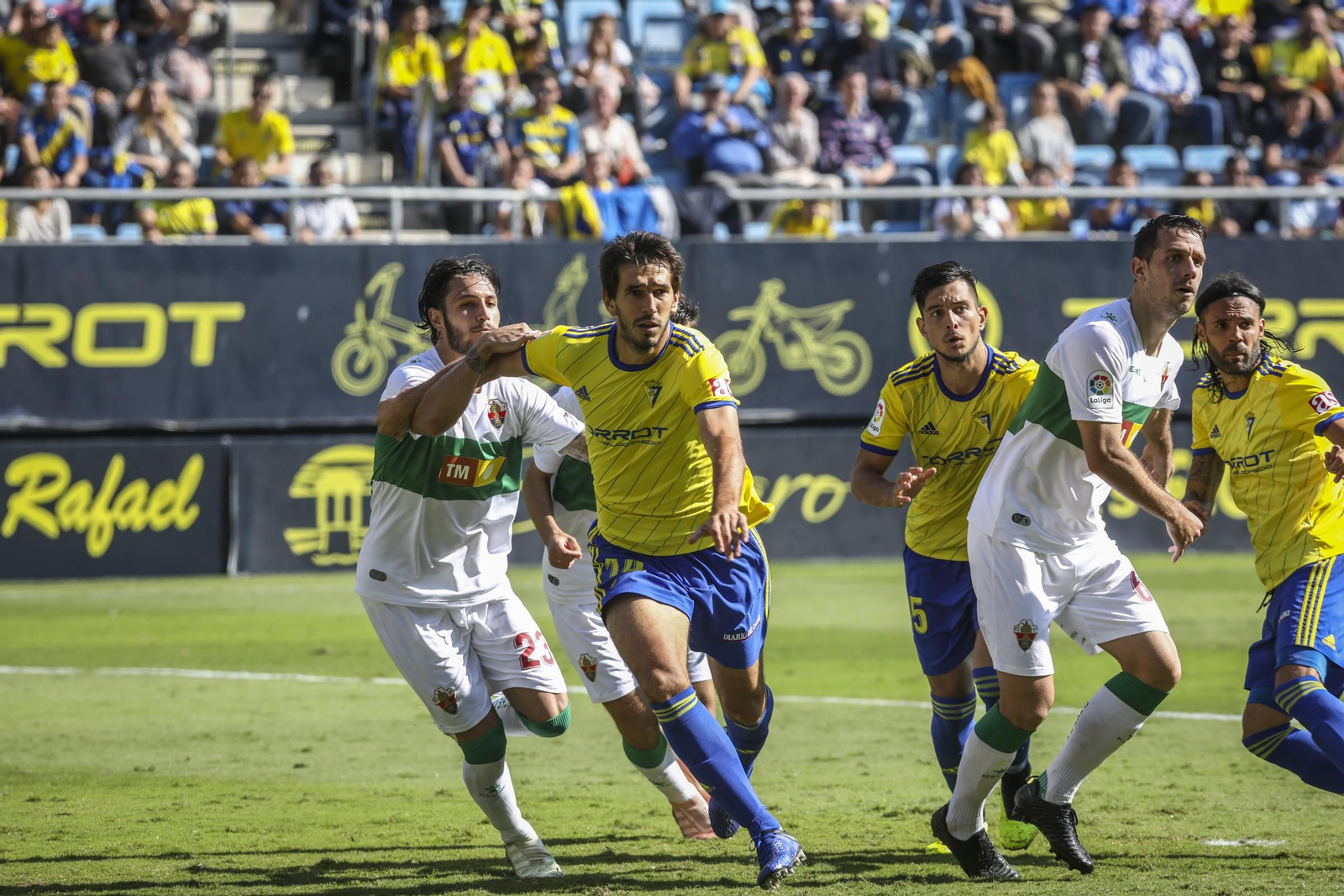 Lekic, Marcos Mauro y Sergio Sánchez, atentos durante el partido contra el Elche de la primera vuelta.