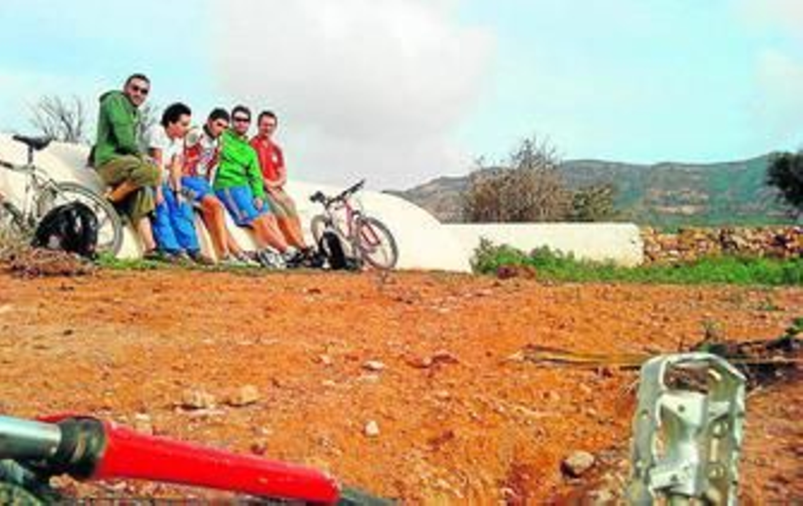 Los participantes de la ruta realizaron una parada para coger fuerzas en el Cortijo del Fraile.