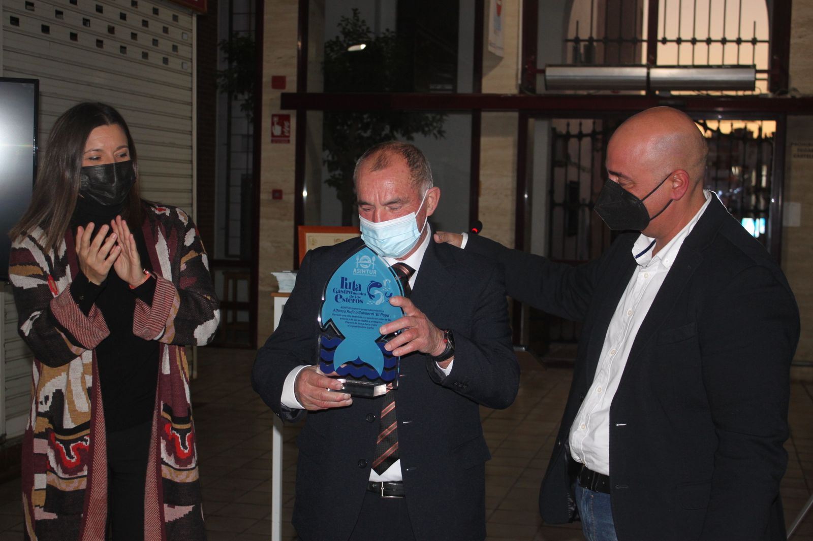 Entrega del reconocimiento de Asihtur a Alfonso Rufino Guimera, 'El Popo'.