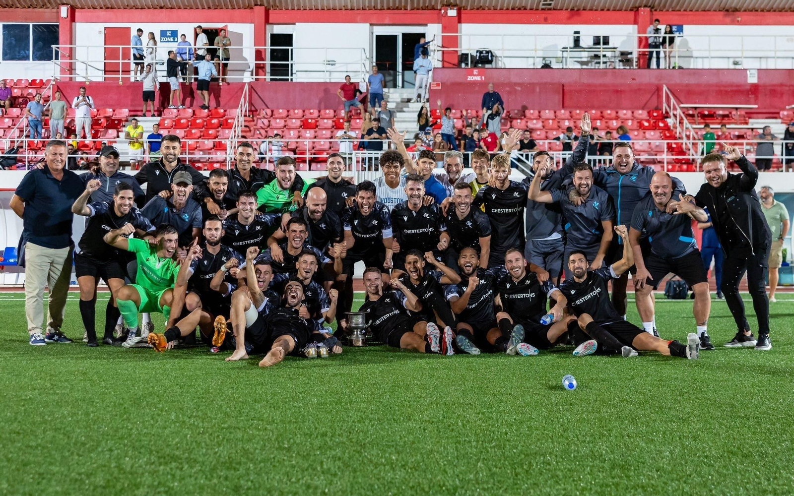 El Brunos posa tras proclamarse campeón de la Supercopa