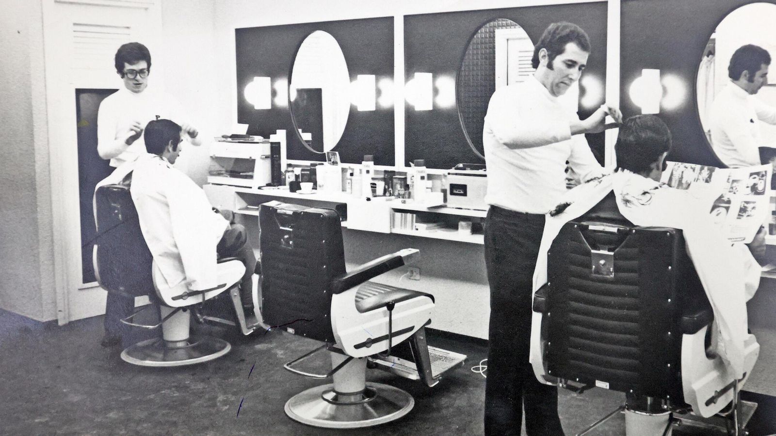 Pepe Castaño (d), ejerciendo en la calle Santo Domingo, en 1972, junto a su compañero Pepe Plata. faltaba ese día Bonifacio Falcón