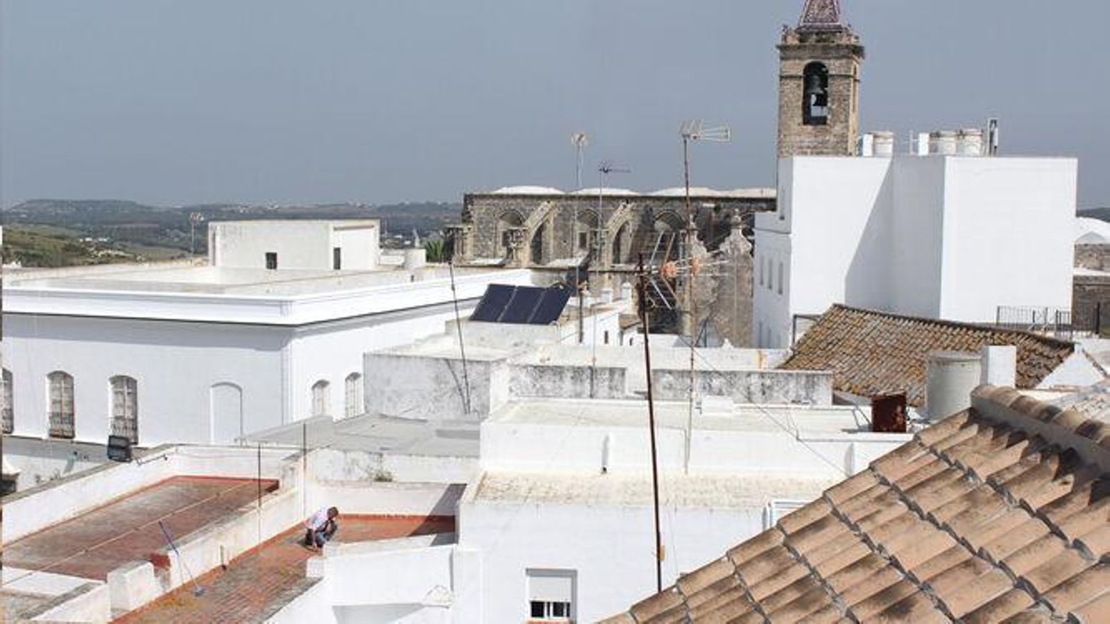 Vista desde el Castillo de Vejer, con un vecino adecentando una azotea.