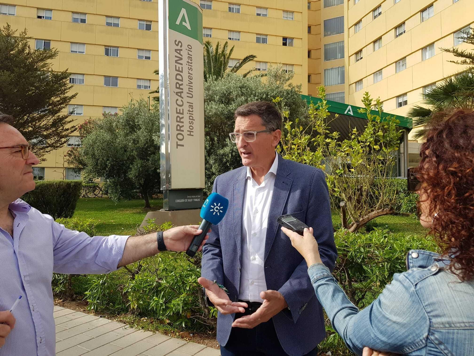 José Luis Sánchez Teruel en la puerta del Hospital Universitario Torrecárdenas esta mañana.