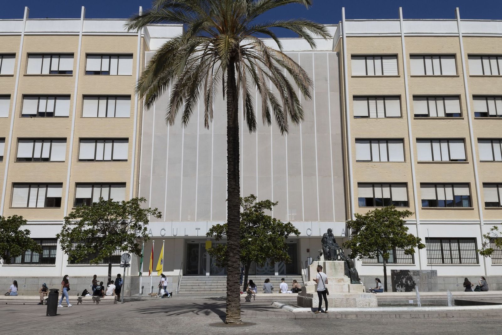 Fachada de la Facultad de Medicina de Cádiz.