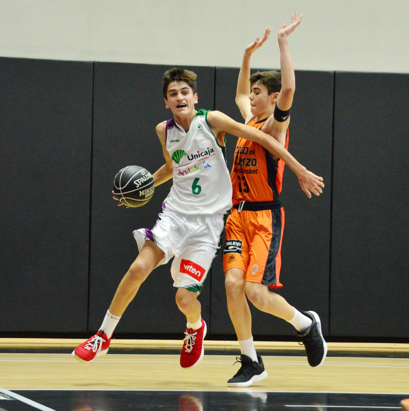 Rubén Vicente intenta una penetración.