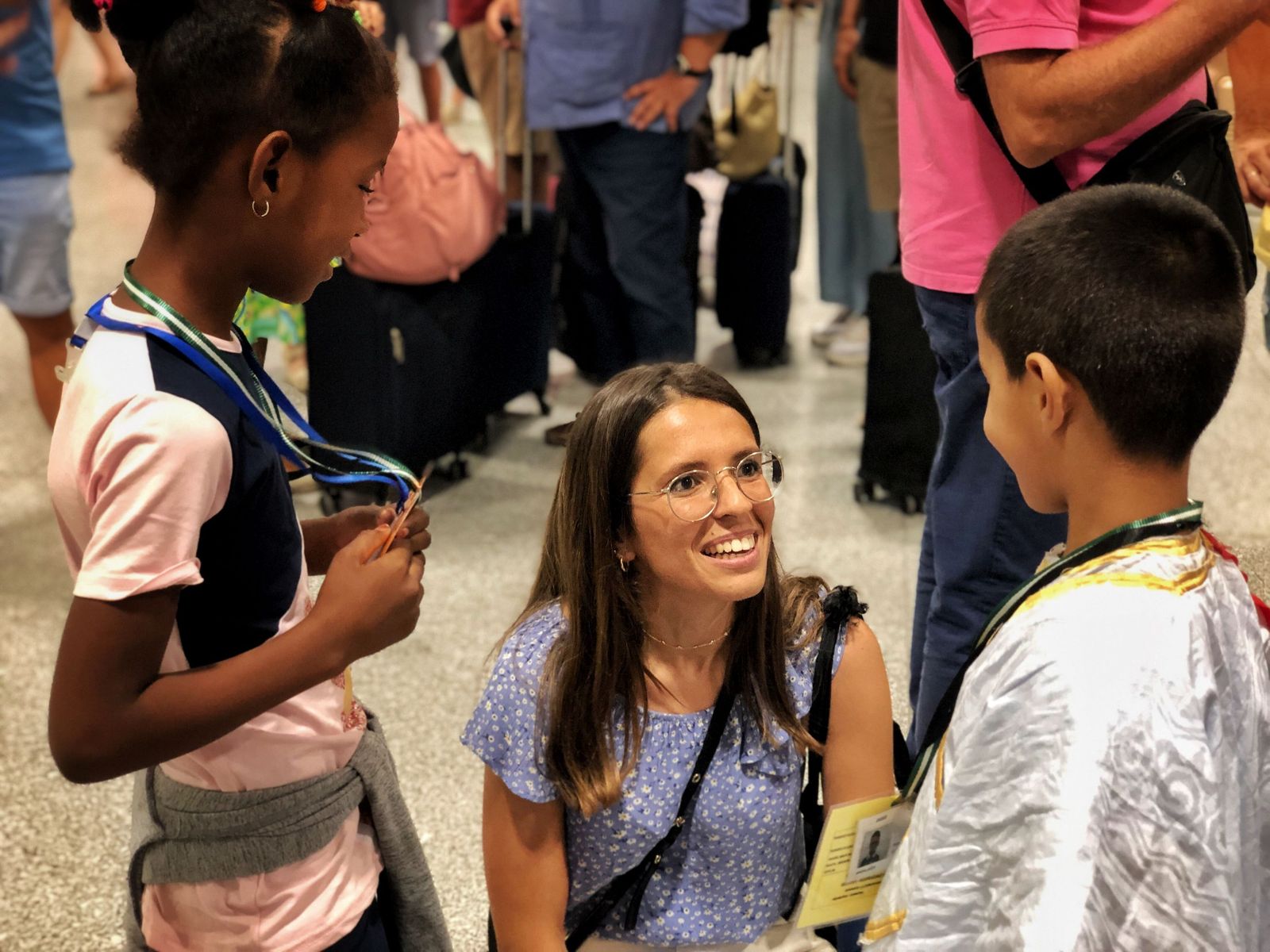 Familias de acogida del programa ‘Vacaciones en Paz’, ayer en el aeropuerto de Sevilla, junto a los menores.