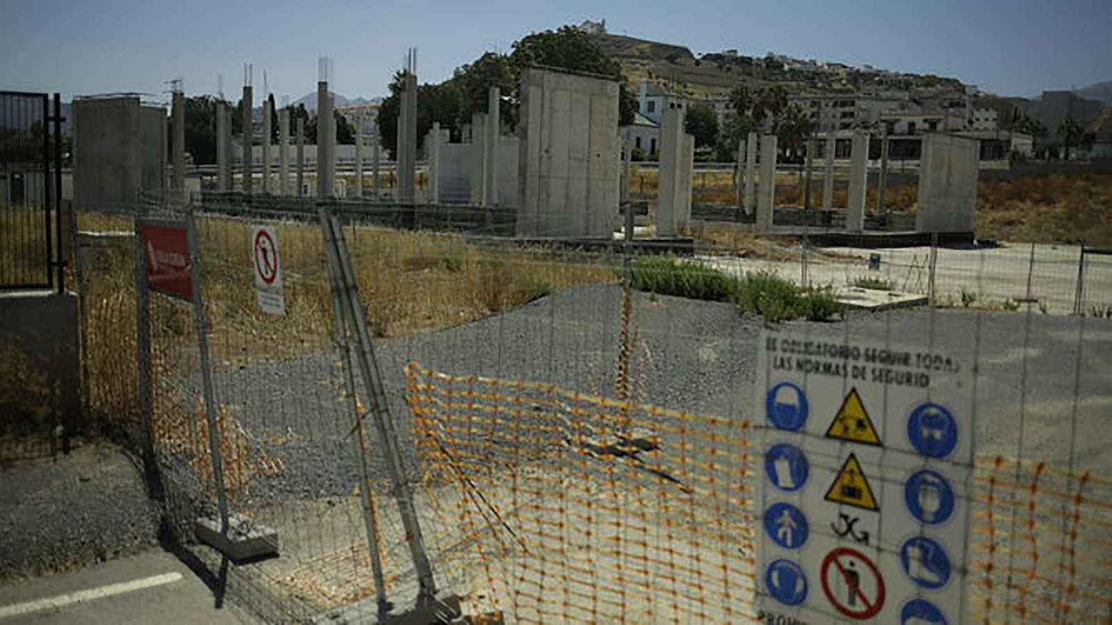 Plataforma que había sido construida antes de la paralización de los trabajos.