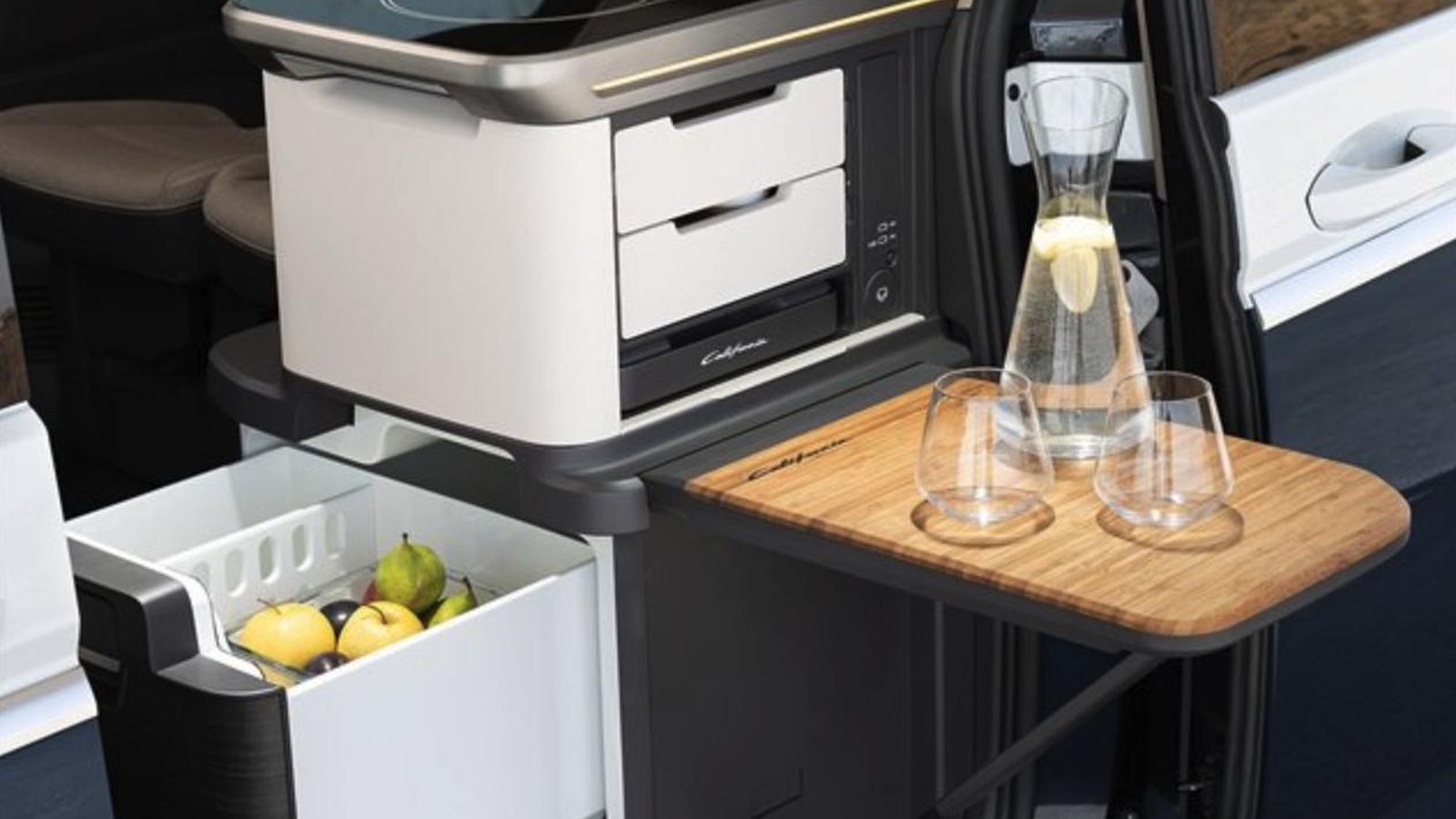 La combinación de la nueva puerta lateral y la distribución de los muebles permite el acceso a la cocina y lugares de almacenaje, por ejemplo, desde el exterior.