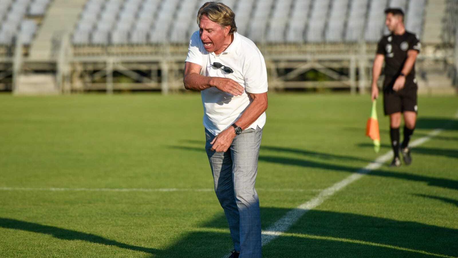 Esteban gesticula en el banquillo.