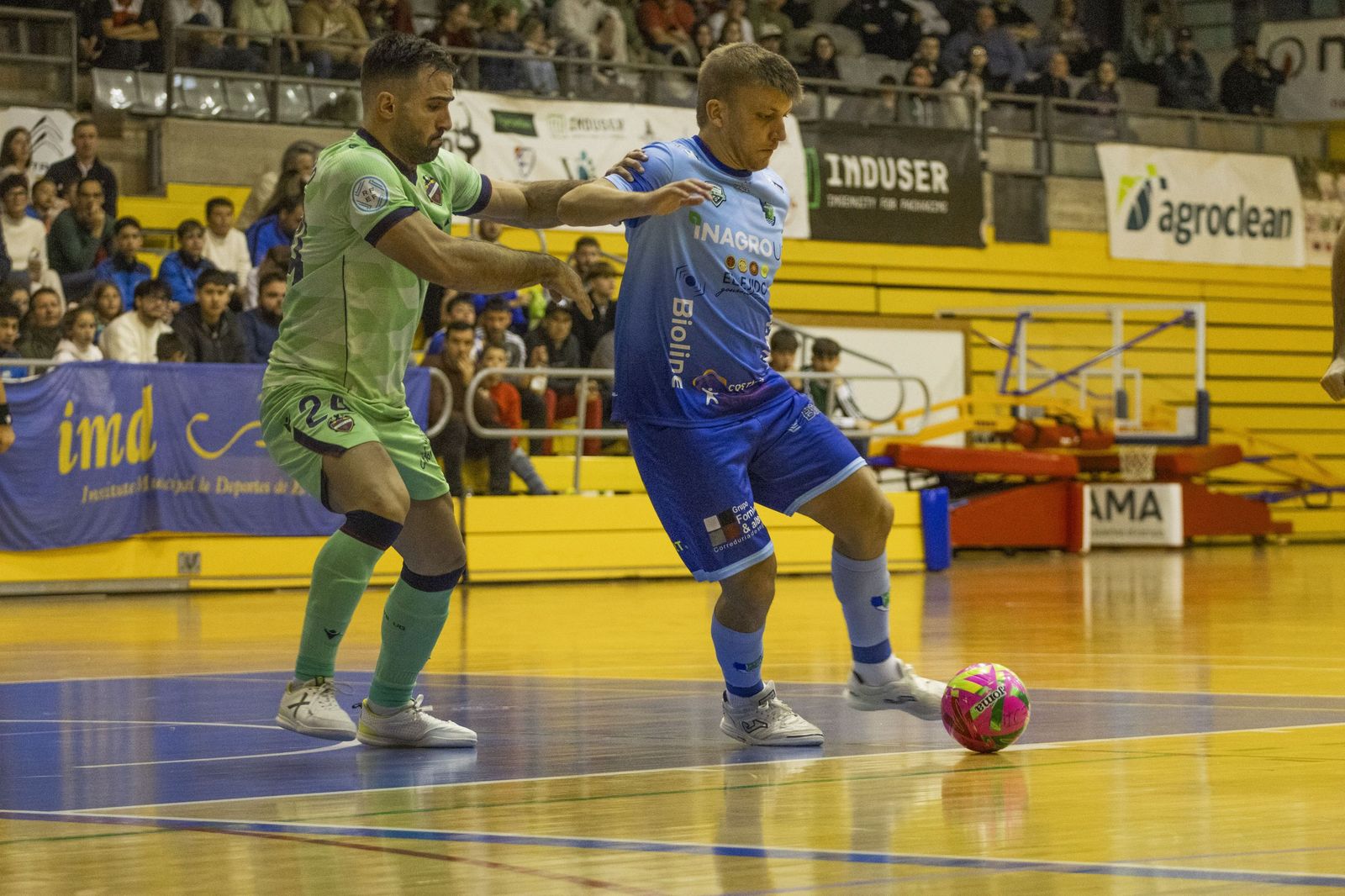 Cristian Rubio conduce el balón ante la oposición de un rival durante el encuentro de la primera vuelta.