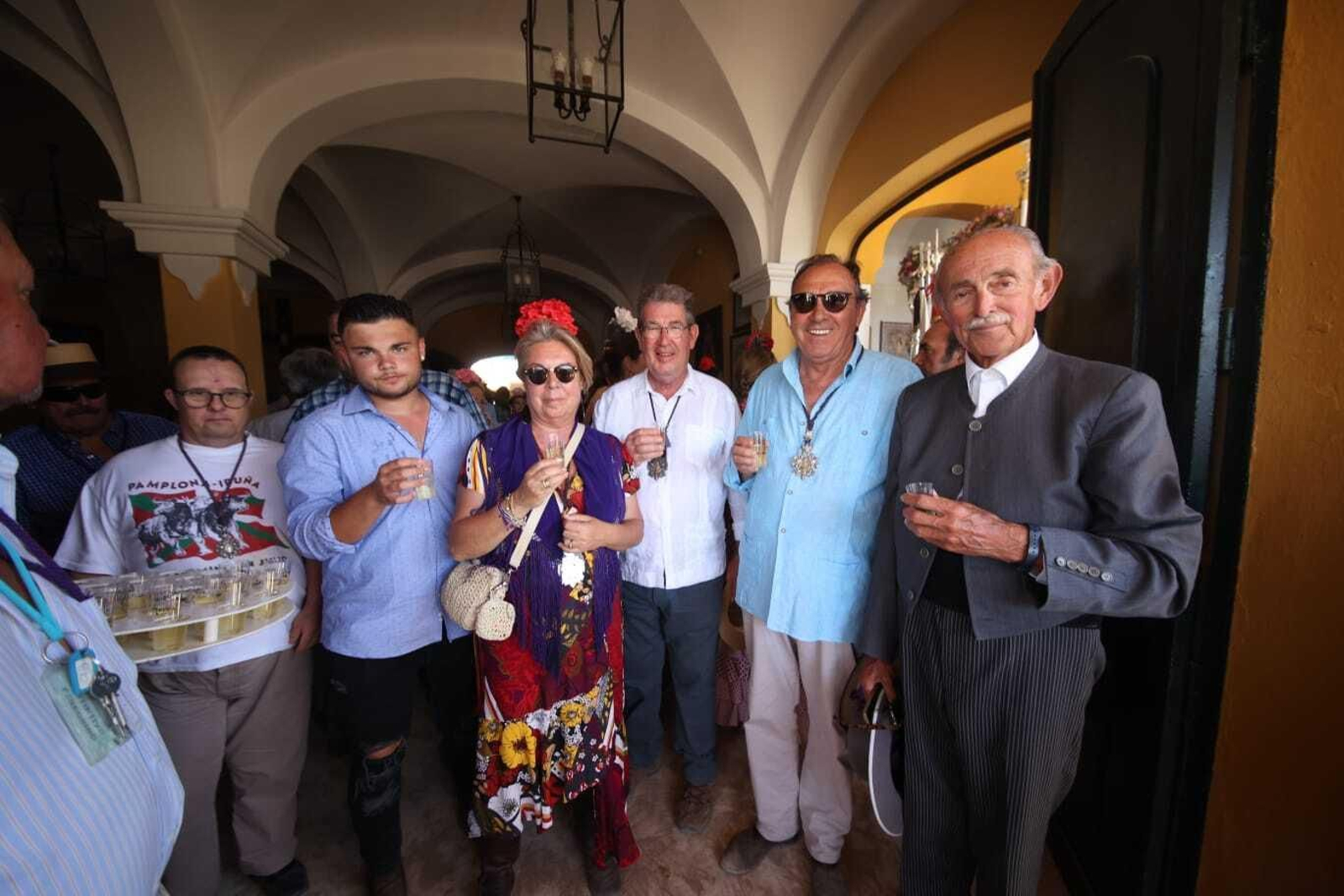 El Simpecado de Jerez a los pies de la Virgen del Rocío