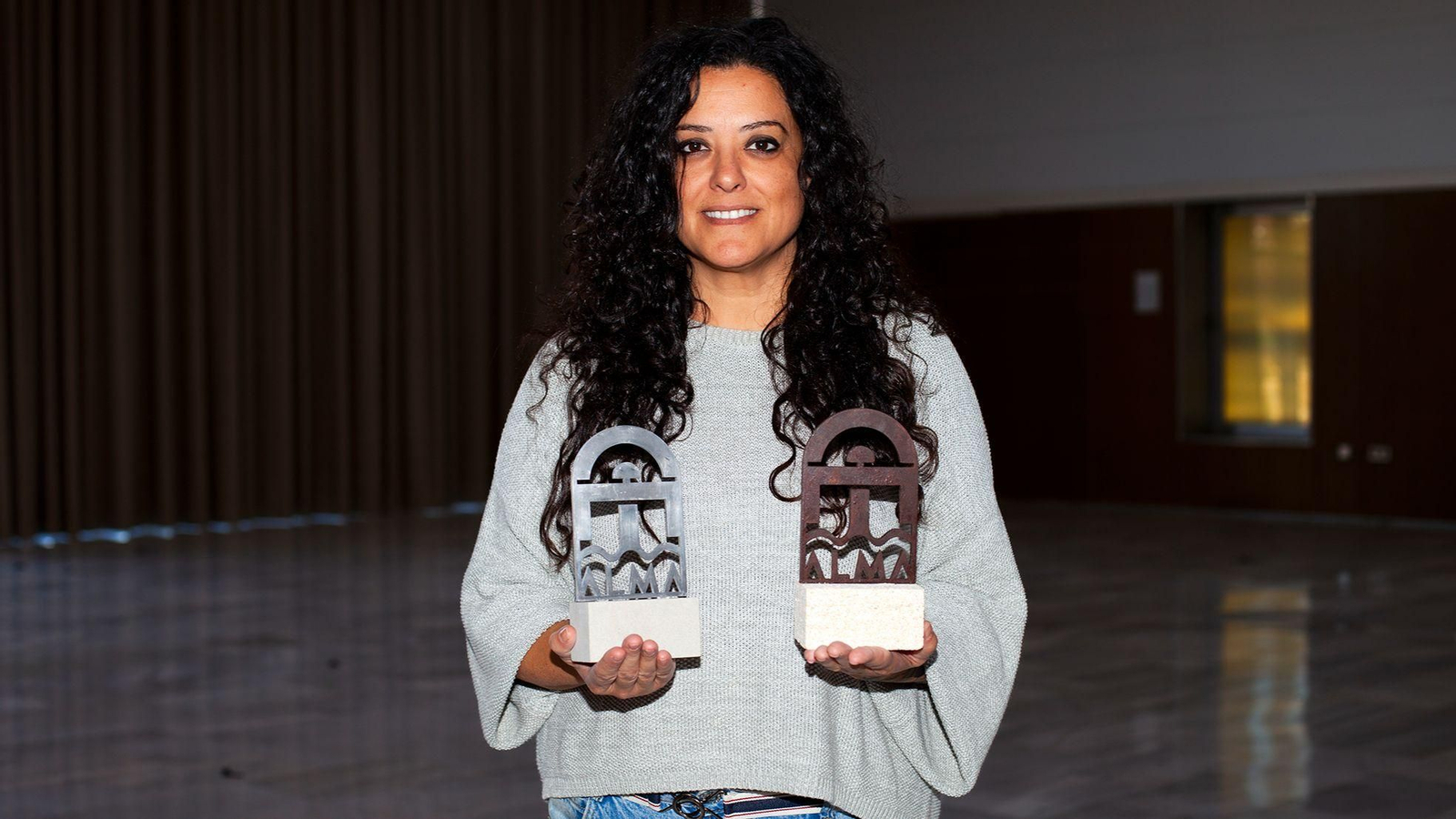 Raquel Martínez Vicedo mostrando los trofeos de su creación