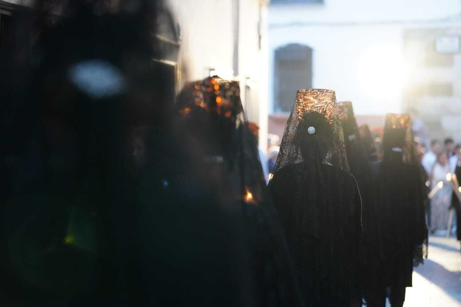 Sábado Santo en Lucena: La procesión de María Santísima de la Soledad, en imágenes