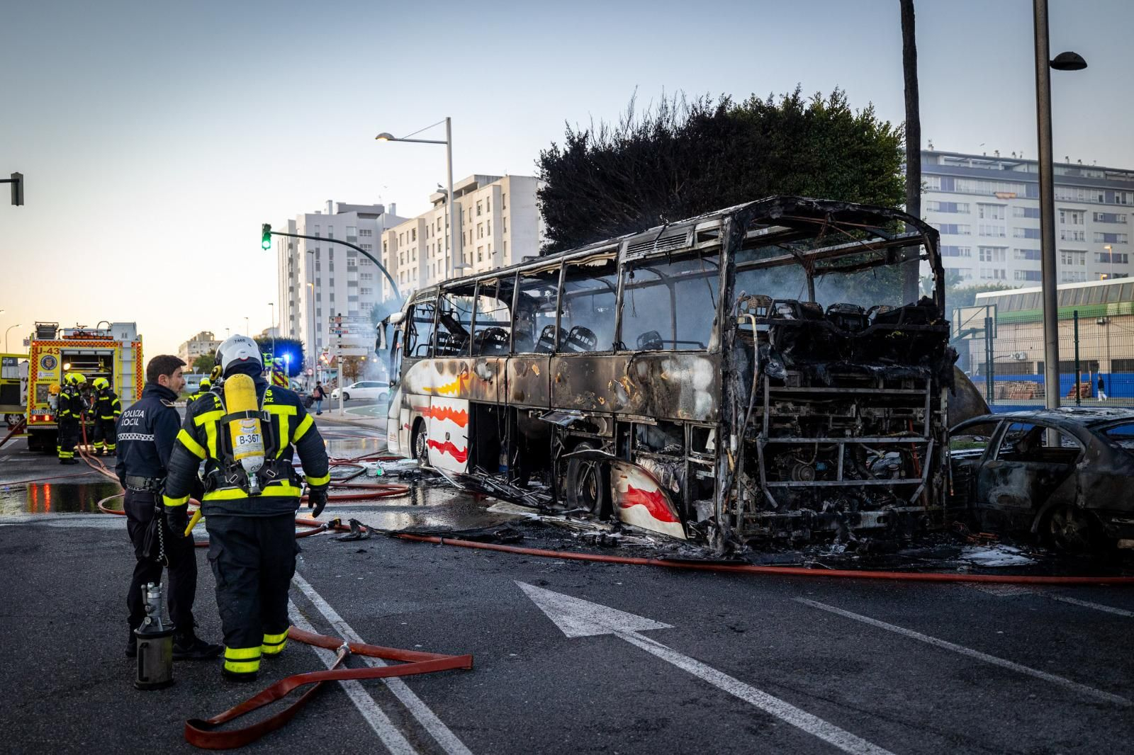 Así ha quedado el autobús que ha ardido esta mañana en Cádiz