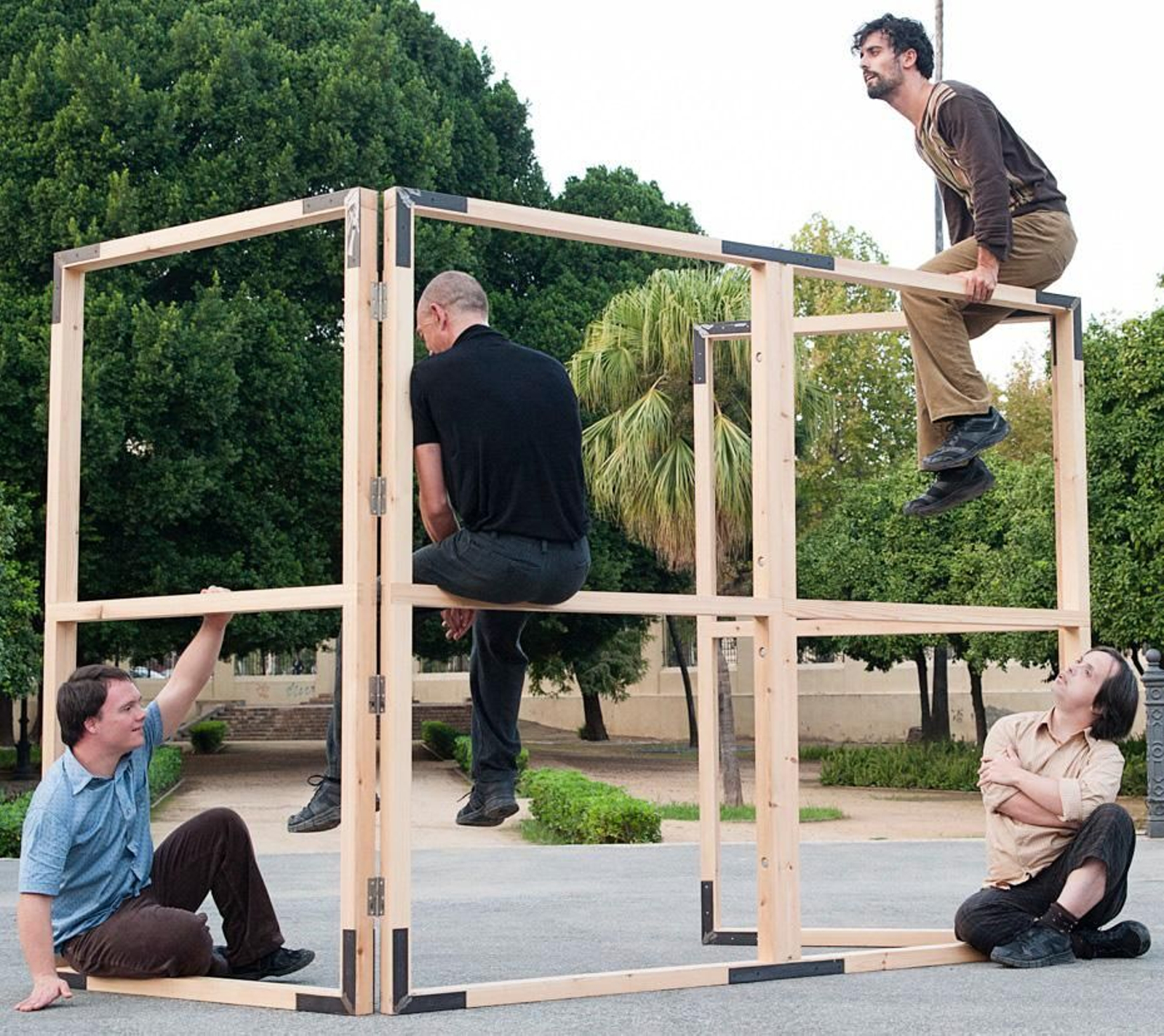 Los intérpretes en la estructura alrededor de la que danzan.