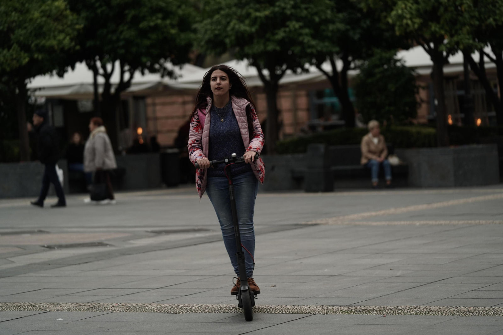 Una joven en patinete por la plaza de las Tendillas.