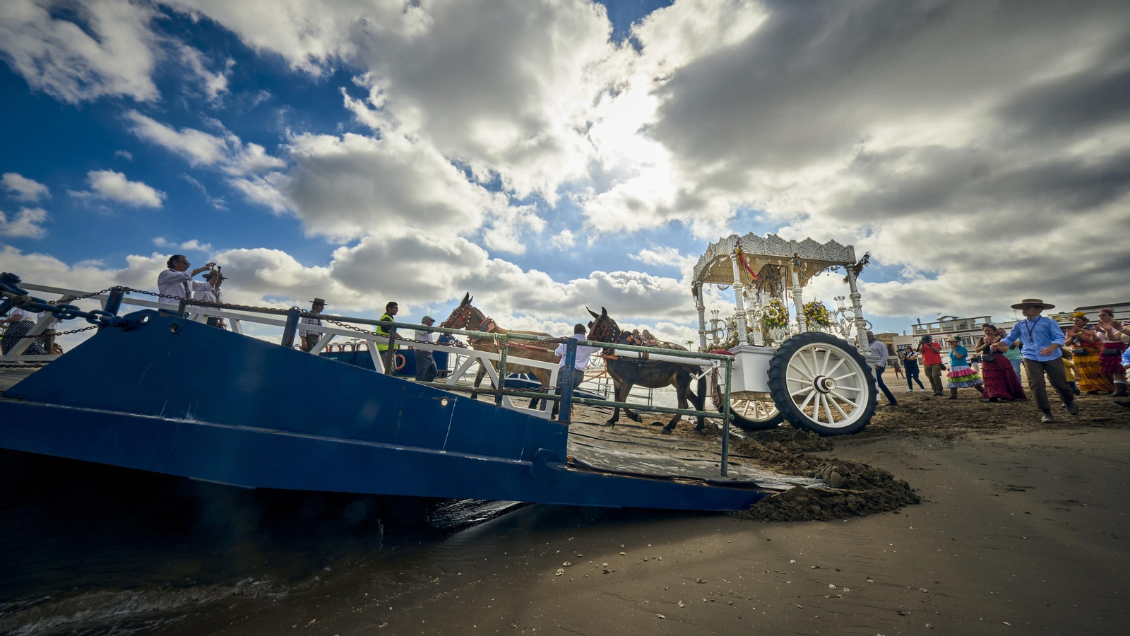 El embarque de las hermandes rocieras de Cádiz en Bajo de Guía