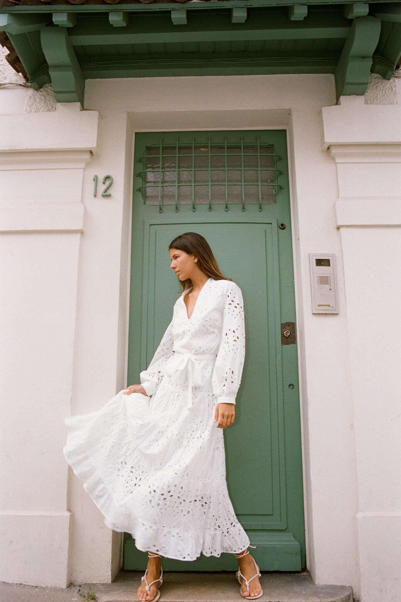 Vestido blanco perforado de Zara.