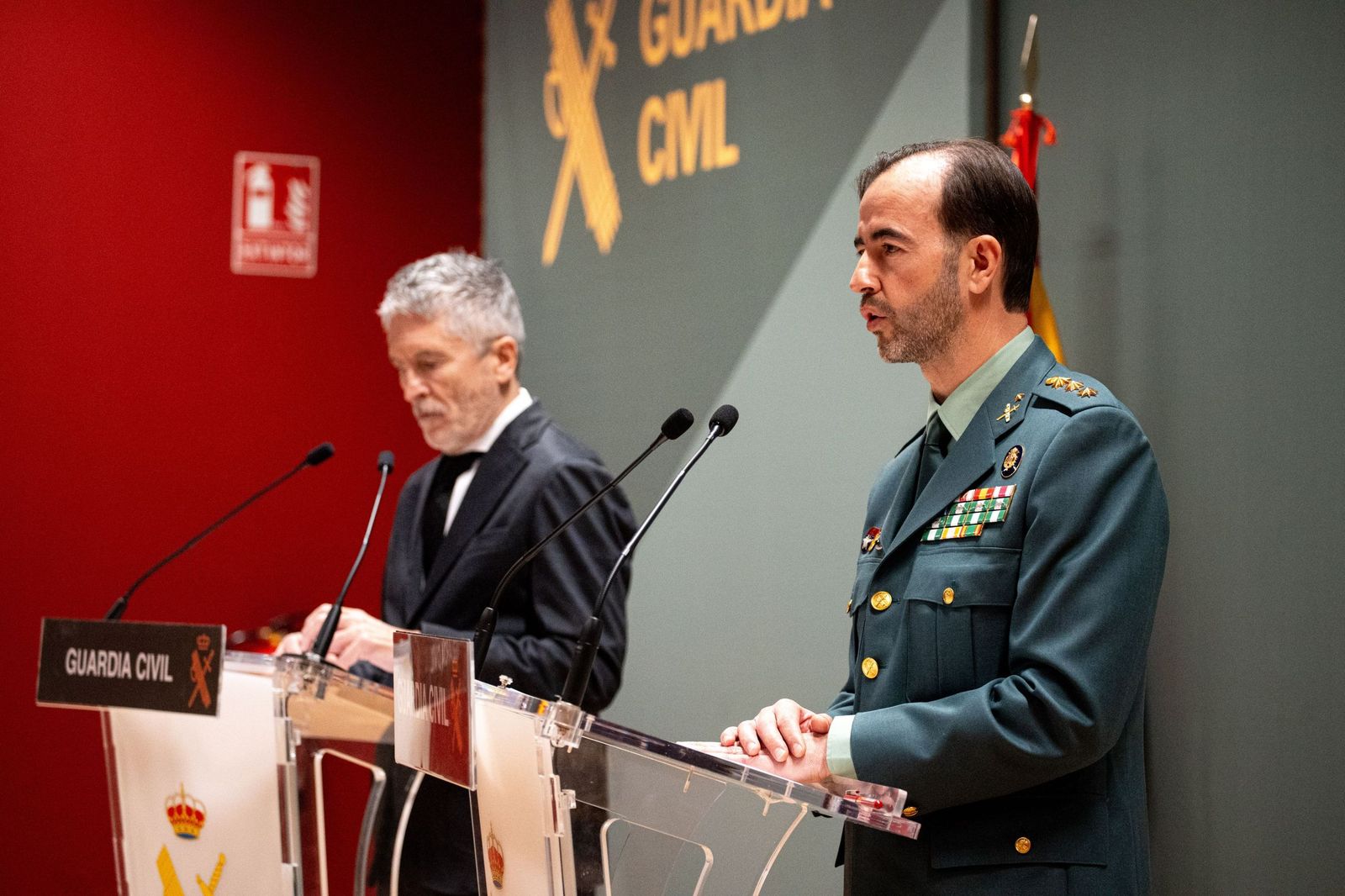 El ministro del Interior, Fernando Grande-Marlaska, junto al coronel jefe del servicio criminalístico de la Guardia Civil, Carlos Domínguez.