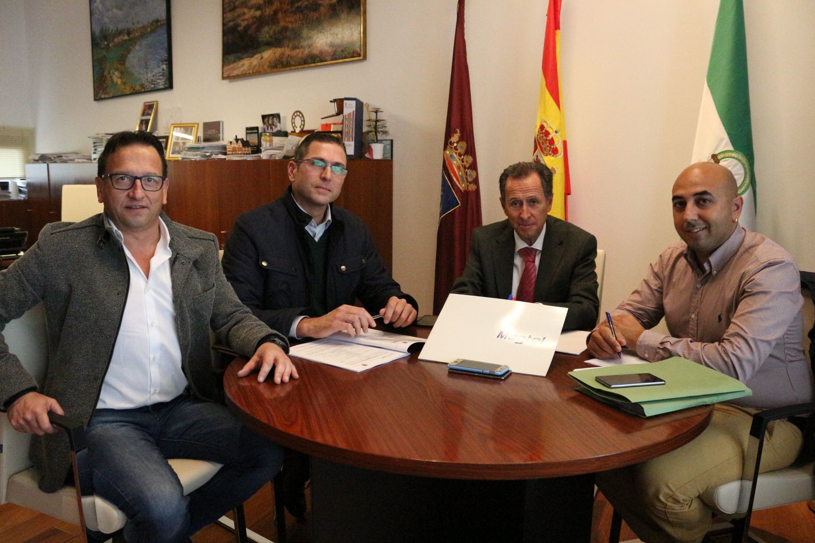 Momento del encuentro entre el alcalde, el edil de Fomento, Adrián Sánchez, y representantes de la entidad.
