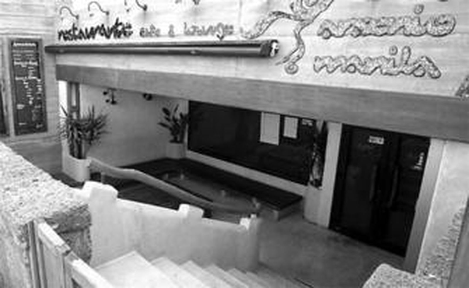 Entrada al restaurante Arsenio Manila, en pleno Paseo Marítimo.