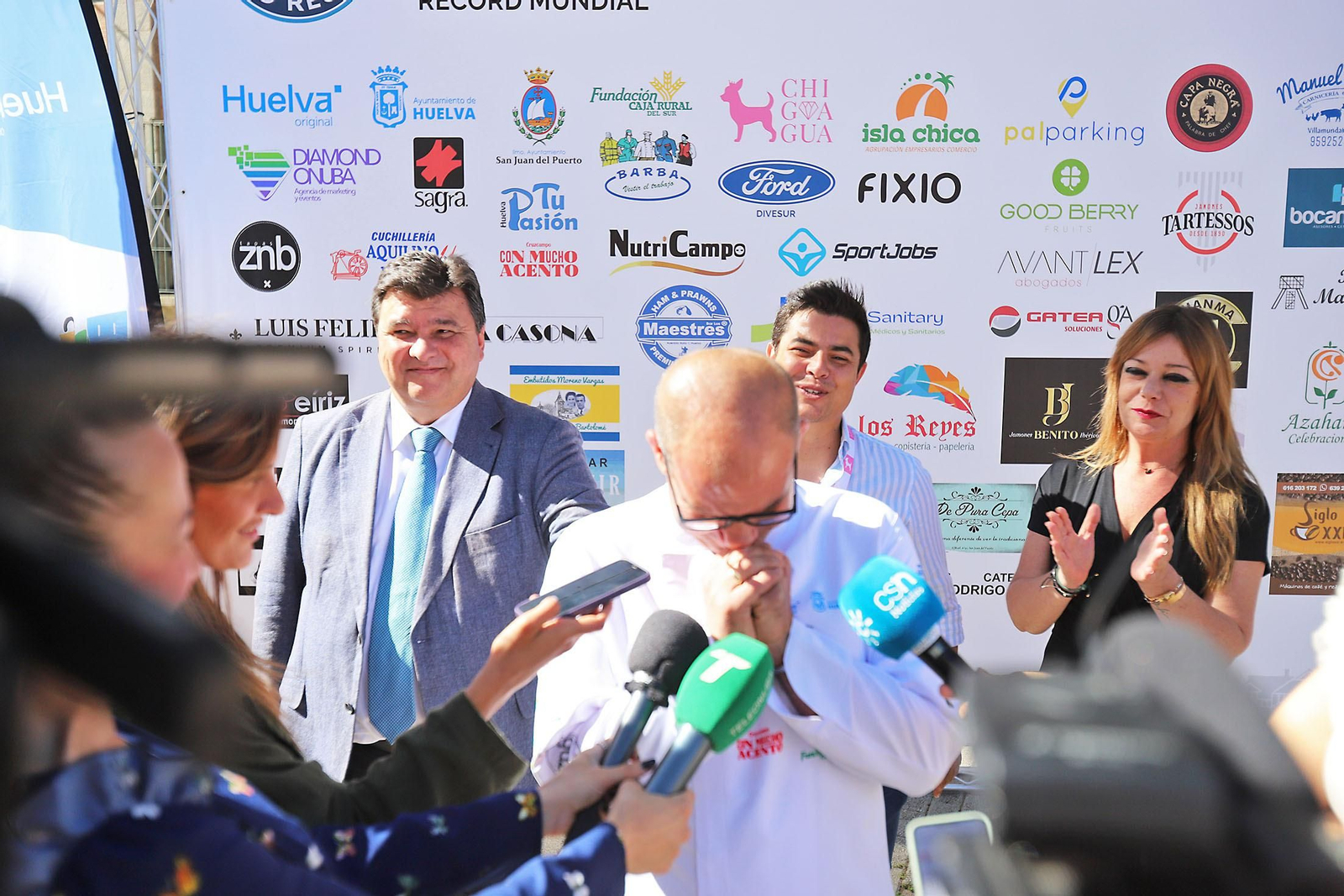 Imágenes del inicio del intento de conseguir el récord Guinnes de cortar jamón en Huelva