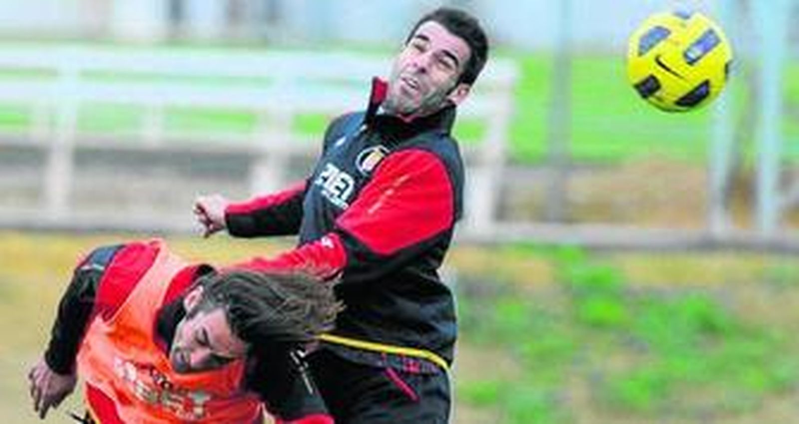 Arzu, junto a Casto, aguarda en el aeropuerto de San Pablo.