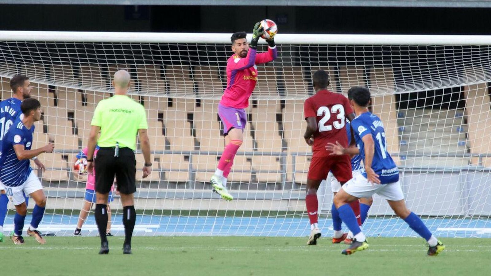 Isma Gil salta para blocar un balón en el partido ante el Sevilla C en Chapín.