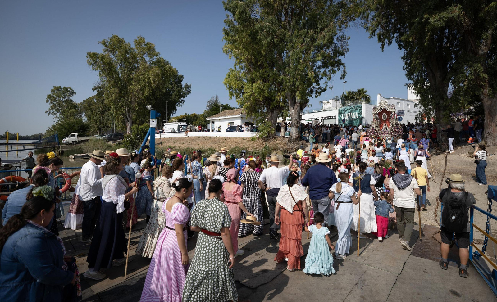 Los peregrinos de Las Cabezas de San Juan desembarcan en Coria del Río.