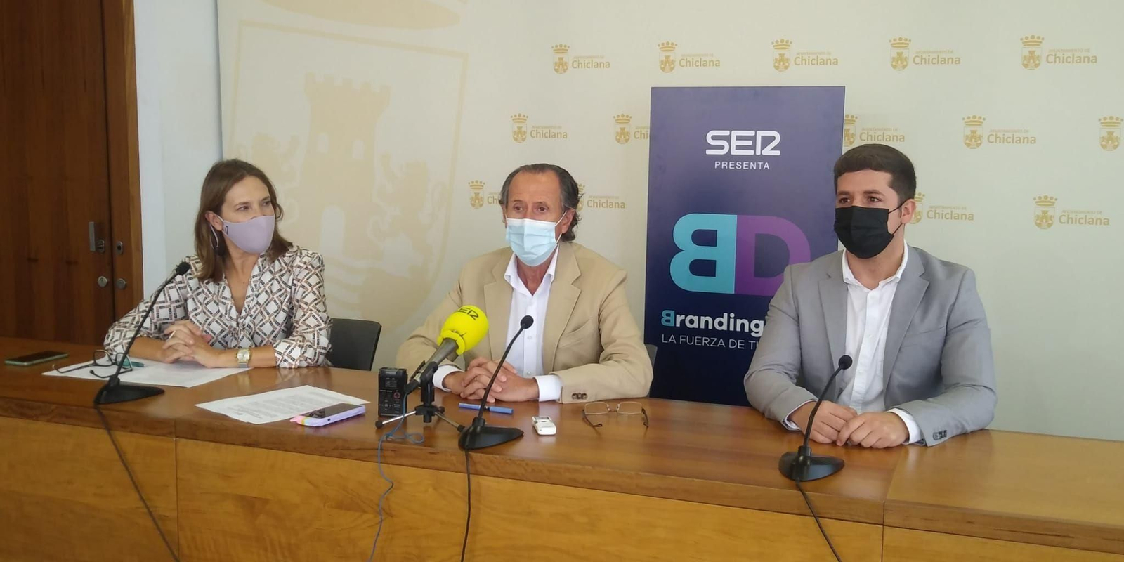 Acto de presentación del 'Branding Day' con la directora de Radio Cádiz, el alcalde y el delegado de Juventud.